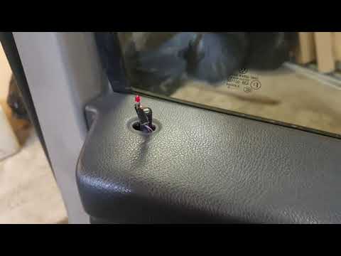 Видео: Снятие обшивки водительской двери VW T5 MULTIVAN 2010