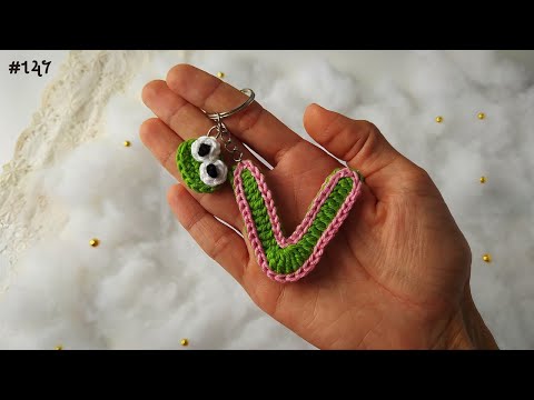 Видео: Брелок крючком буква "V" - ряд: буквы алфавита (подзаголовок)