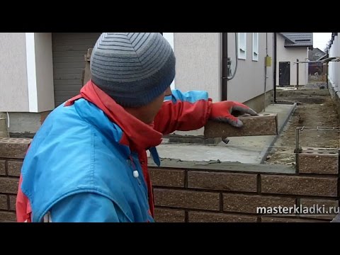 Видео: Кладка мелкогабаритного кирпича "SNIKERS" в заборе - [© masterkladki]