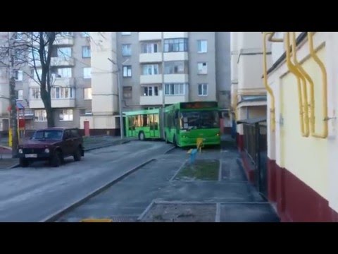 Видео: Автобус въехал во двор