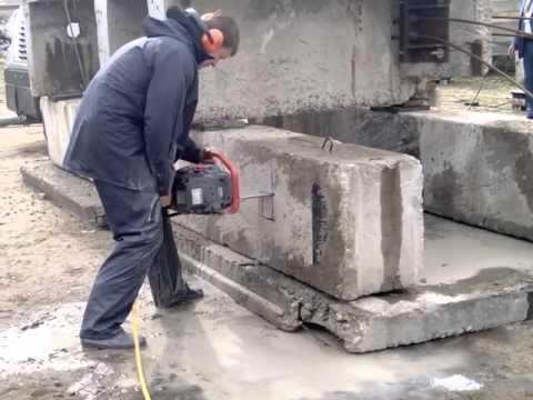 Видео: Алмазная резка бензопилой. Выставка алмазного инструмента. Москва 2014г.