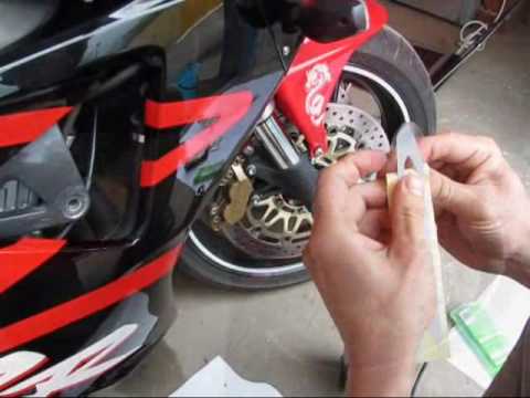 Видео: Как наклеить на мотоцикл наклейки