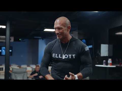 Видео: Как убедить ЛЮБОГО в продаже дверей // Энди Эллиотт