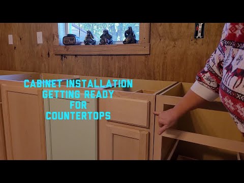 Видео: Установка шкафов. Подготовка к установке столешниц.