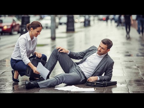 Видео: Одинокую МАТЬ уволили за ОПОЗДАНИЕ — но она не знала, КОМУ спасла жизнь…