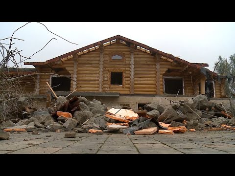 Видео: Снос нелегального терема в деревне Никульское обернулся трудностями