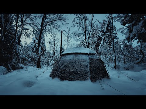 Видео: Одиночный кемпинг в горячей палатке в ветер и снег. Кинематографическое видео
