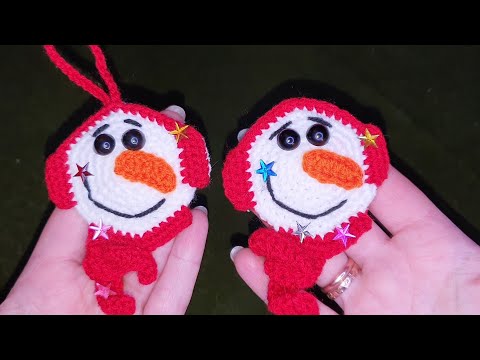 Видео: Ёлочная игрушка, брелок, магнитик, брошь Снеговик в наушниках. Бесплатный МК. Свяжет даже начинающий
