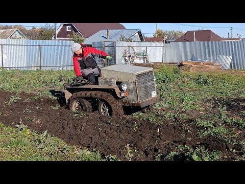 Видео: Самодельный гусеничный минитрактор пашет.  Запахиваем участок после картофеля.