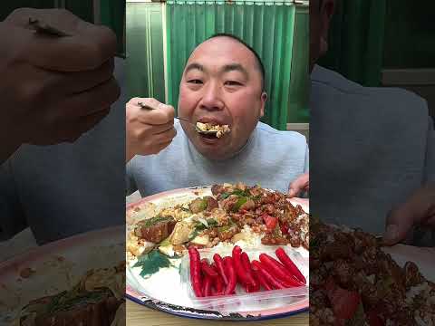 Видео: На самом деле, еда этого парня показалась мне слишком ужасным испытанием.  13