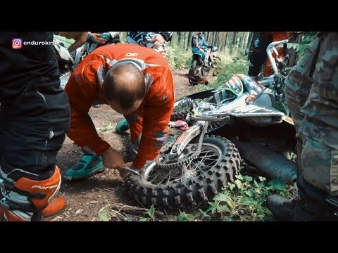 Видео: Шиномонтаж мотоколеса в полевых условиях | Эндуро Красноярск