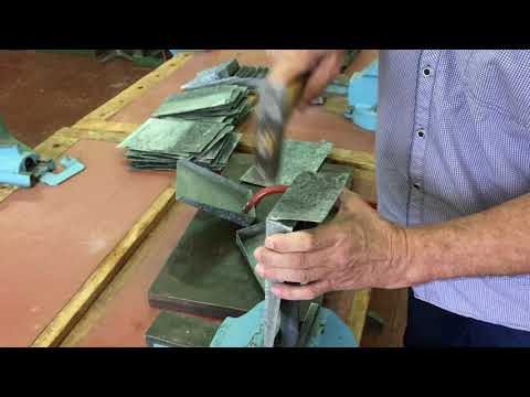 Видео: Как изготовить совок из жести