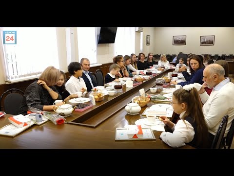 Видео: Талантливые звездочки, представляющие Хакасию за её пределами, встретились с Главой столицы