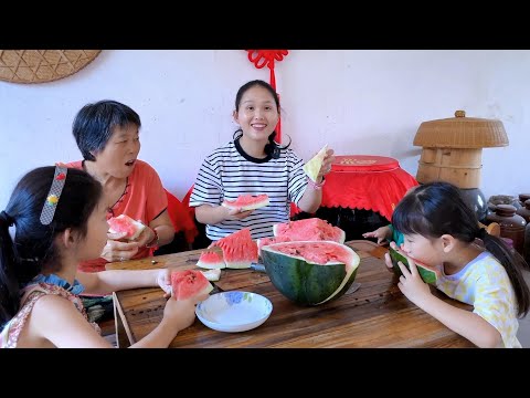 Видео: Потратьте 100 юаней, чтобы купить 2 арбуза, большие и сладкие, Йике съедает всю кожуру.