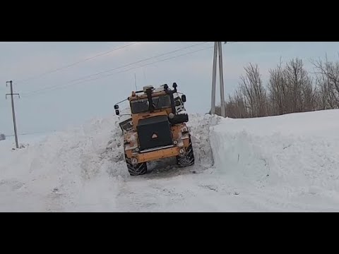 Видео: Трактор Кировец. Борьба со снегом только начинается. Стащило в кювет. Часть первая.