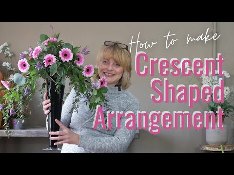 Видео: Как сделать цветочную композицию в форме полумесяца - КАК КОМПОНИРОВАТЬ ЦВЕТЫ В ПЕНОПЛАСТЕ - учим...