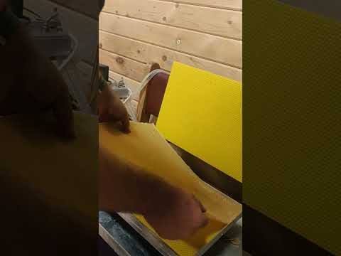 Видео: Пресс матрица для изготовления вощины на воздушном охлаждении