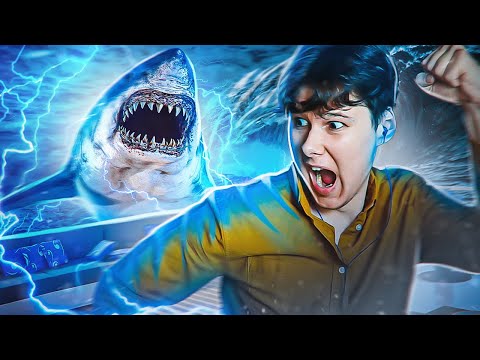 Видео: АКУЛА С ЭЛЕКТРИЧЕСКИМИ ЗУБАМИ НАПАДАЕТ НА ЛЮДЕЙ Симулятор акулы Maneater