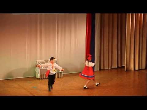 Видео: анс."Каблучок" "Сидел Ваня на диване"