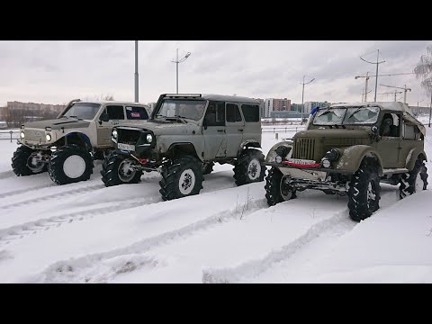 Видео: Нива, УАЗ, ГАЗ-69 - все на тракторах и Jeep на гусянках | Кто проходимее?