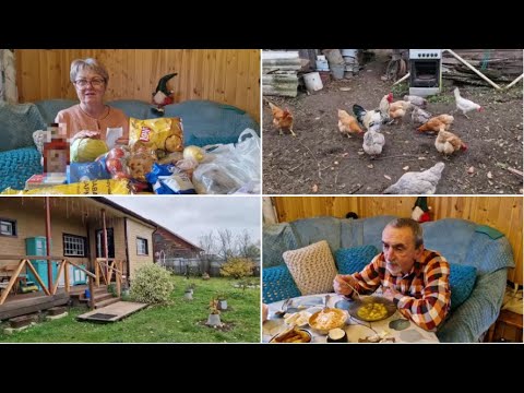 Видео: ПОСМОТРИМ ПОКУПКИ, ЧТО ПРИВЕЗЛИ ИЗ ГОРОДА И УГОСТИМ КУРОЧЕК ВКУСНЯШКАМИ.