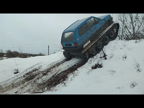 Видео: Гусеничного вездехода испытания, делают лунки на водоеме.