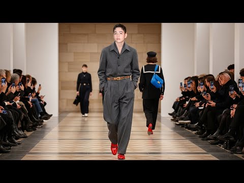 Видео: 1 минуту назад! Появление Тэхёна из BTS на показе мод Celine привлекло всеобщее внимание СМИ