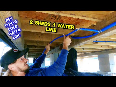 Видео: ПОДКЛЮЧЕНИЕ САРА К ДОМУ С ПОМОЩЬЮ ТРУБ PEX TYPE-B | работа, строительство для пары, крошечный дом...