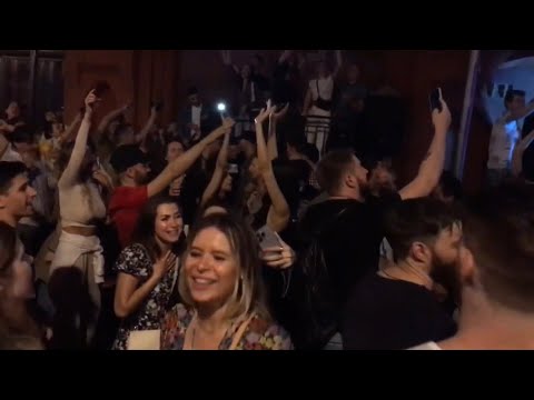 Видео: 🎸 Знаешь ли ты - Максим. Люди поют на улице