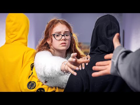 Видео: Девочки ГАДАЮТ НА ЛЮБОВЬ!