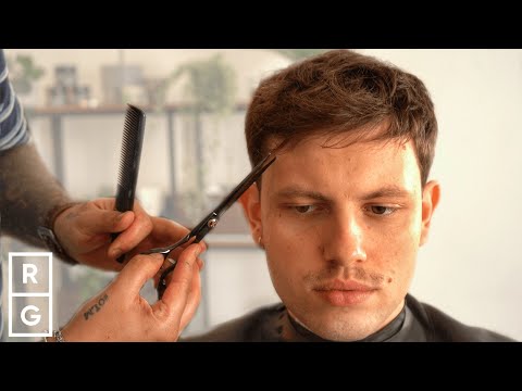 Видео: От середины до текстурированной челки, стрижка ножницами с короткими затылком и по бокам