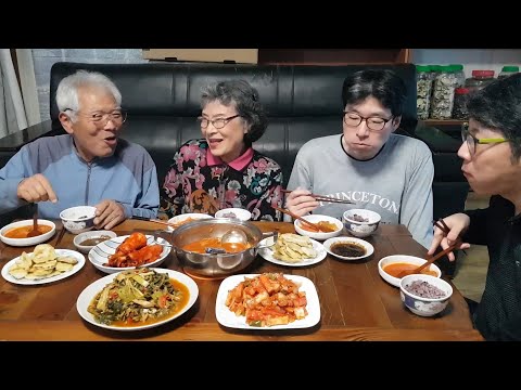 Видео: Тушеное мясо с кабачком и тунцом кочуджан мукбанг, тушеная паста из редиса и соевых бобов, жареное