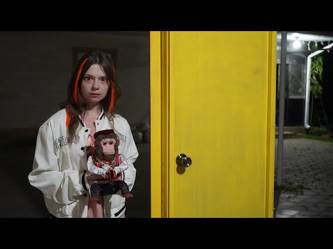 Видео: КРАСНАЯ ДВЕРЬ ЖЕЛТАЯ ДВЕРЬ И СТРАШНАЯ ОБЕЗЬЯНА!