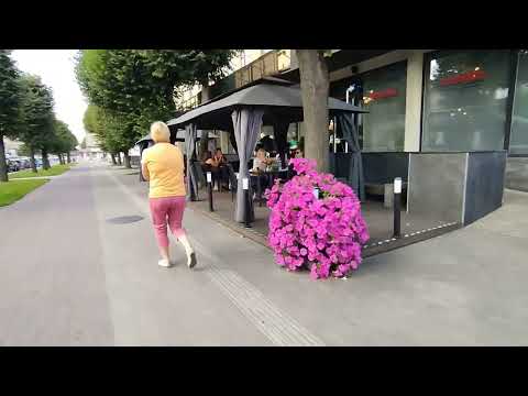 Видео: Город в котром мы живём Елгава сегодня 10 августа . Пешая прогулка по центральной улице и дворам .