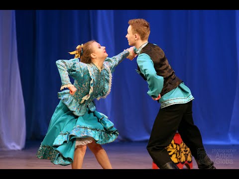 Видео: "Кадриль с выкрутасами", анс. «Счастливое детство». "Quadrille with frills", ens. "Happy Childhood".