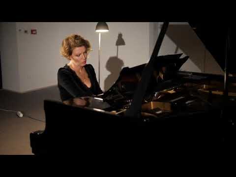 Видео: Полина Осетинская. Фрагменты выступления на СловоНово