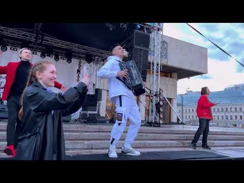 Видео: ВЫРУБИЛИ СВЕТ, но ARSLAN НЕ РАСТЕРЯЛСЯ, взял БАЯН и СПЕЛ | Казань 2023