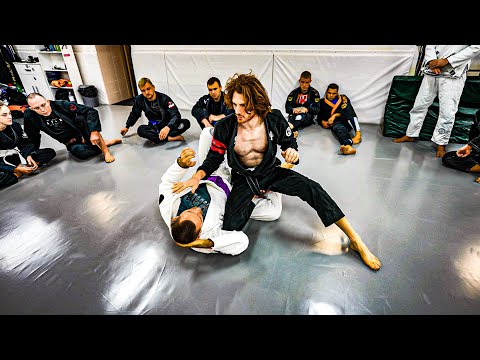 Видео: Как правильно выполнить пас коленом