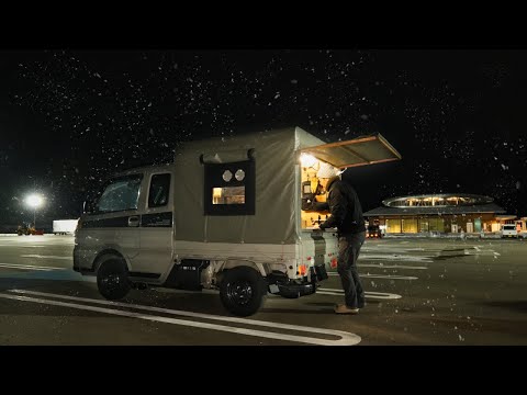 Видео: Ночь в легковом грузовике на заснеженной обочине.