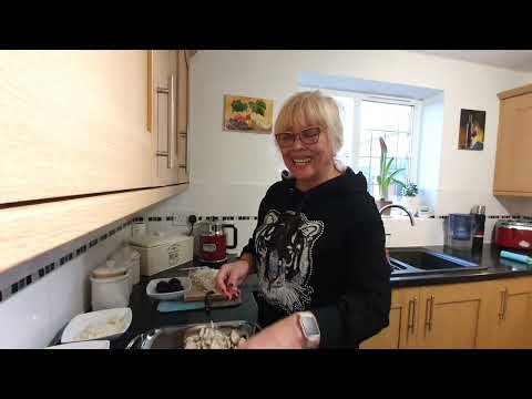 Видео: 667. ГОТОВИМ БОРЩ, СЛИВОЧНО-ГРИБНОЙ СОУС И БОЛТАЕМ..😊