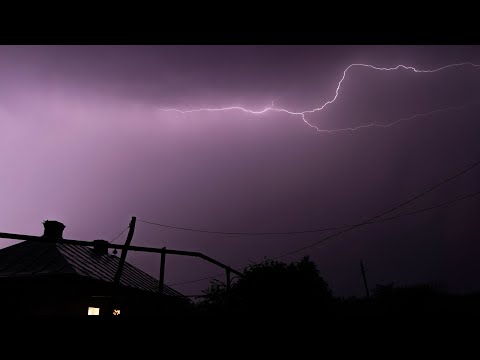 Видео: Грозовая ночь в селе Иноковка-1я, Тамбовская область, мощные разряды молний и сильный ливень.