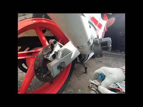 Видео: Замена задних тормозных колодок Honda cbr 600 f2