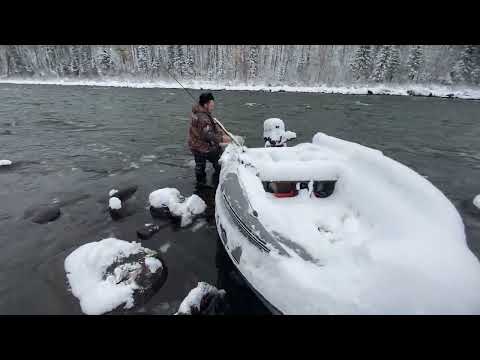 Видео: ЛОВИМ ХАРИУСА НА ГОРНОЙ РЕКЕ.ХАРИУСЫ ЛОМАЮТ УДОЧКИ.НОВЫЙ МОТОР.ЗИМА УЖЕ БЛИЗКО...
