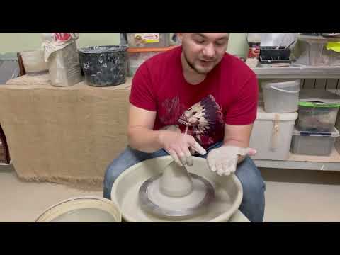 Видео: Как центровать глину на гончарном круге?
