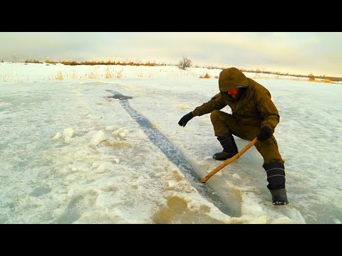 Видео: ЗАБРАЛИСЬ В САМУЮ ГЛУШЬ А ТУТ ТАКОЕ! ПОКЛЕВКА ЗА ПОКЛЁВКОЙ... Рыбалка в марте.