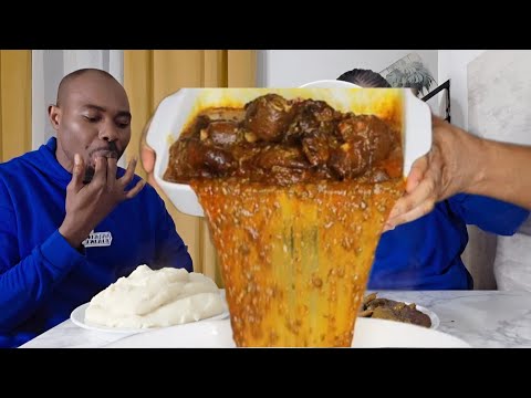 Видео: Большие кусочки 😫 фуфу и суп Огбоно 🍲 едят 😋