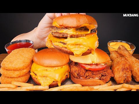 Видео: бургер и жареный цыпленок McDonald's burger 🍔 fried chicken 🍗 hashbrown eating ASMR MUKBANG