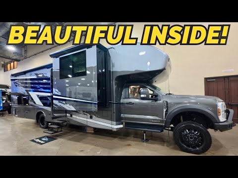 Видео: ПРЕКРАСНО ВНУТРИ! Прочный, приподнятый Super C RV с 3 ВЫДВИЖНЫМИ РАЗДВИЖНЫМИ КОРПУСАМИ! Jayco Sen...