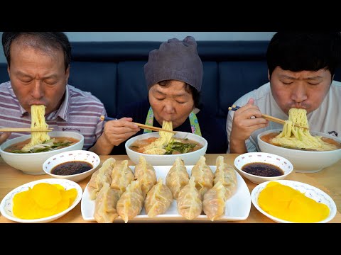 Видео: «Лапша с молодым кимчи из редьки» и «Кнедлики с кимчи» - кулинарное шоу Mukbang.