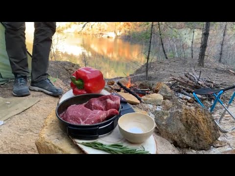 Видео: Бушкрафт лагерь на берегу лазурного озера | Стейк на чугунной сковороде | Игра на варгане
